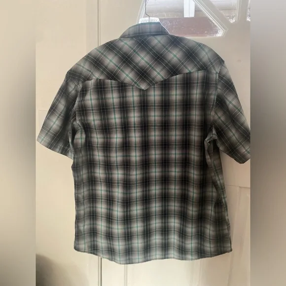 Wrangler plaid shirt with pearl snap-on buttons. Size Large, black, green. - Picture 3 of 10